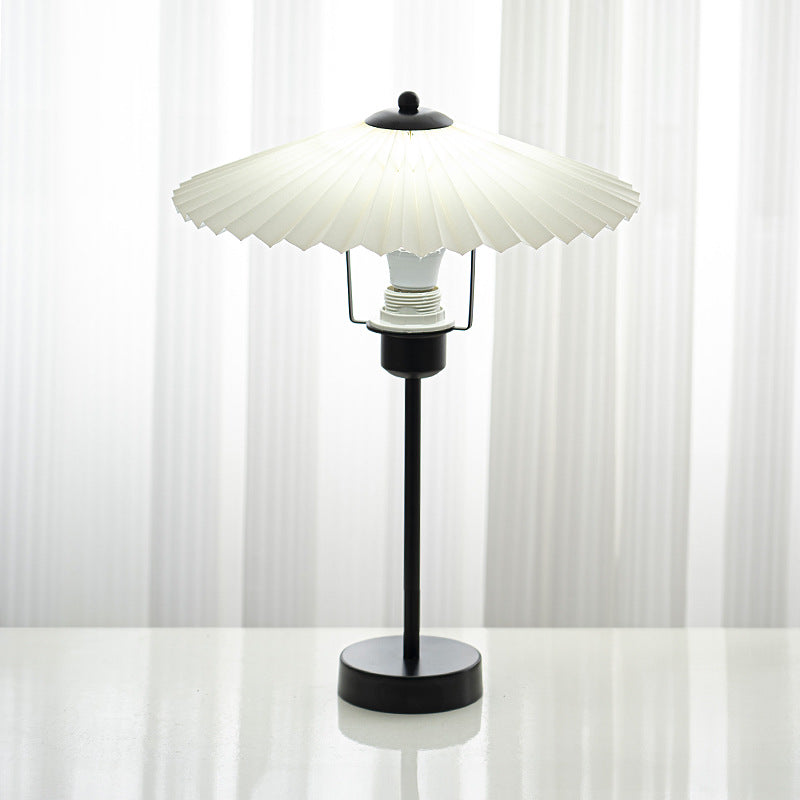Lampe de table 1 lumière en tissu plissé nordique contemporain conique en métal pour chevet 