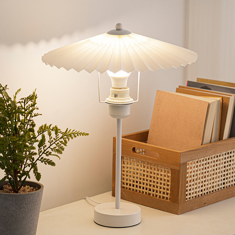 Lampe de table 1 lumière en tissu plissé nordique contemporain conique en métal pour chevet 