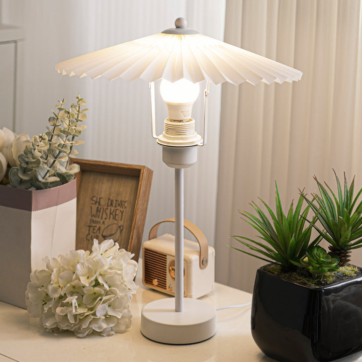 Lampe de table 1 lumière en tissu plissé nordique contemporain conique en métal pour chevet 