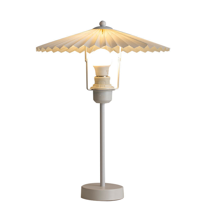 Lampe de table 1 lumière en tissu plissé nordique contemporain conique en métal pour chevet 