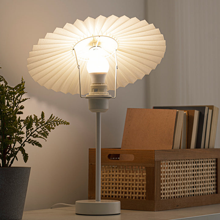 Lampe de table 1 lumière en tissu plissé nordique contemporain conique en métal pour chevet 