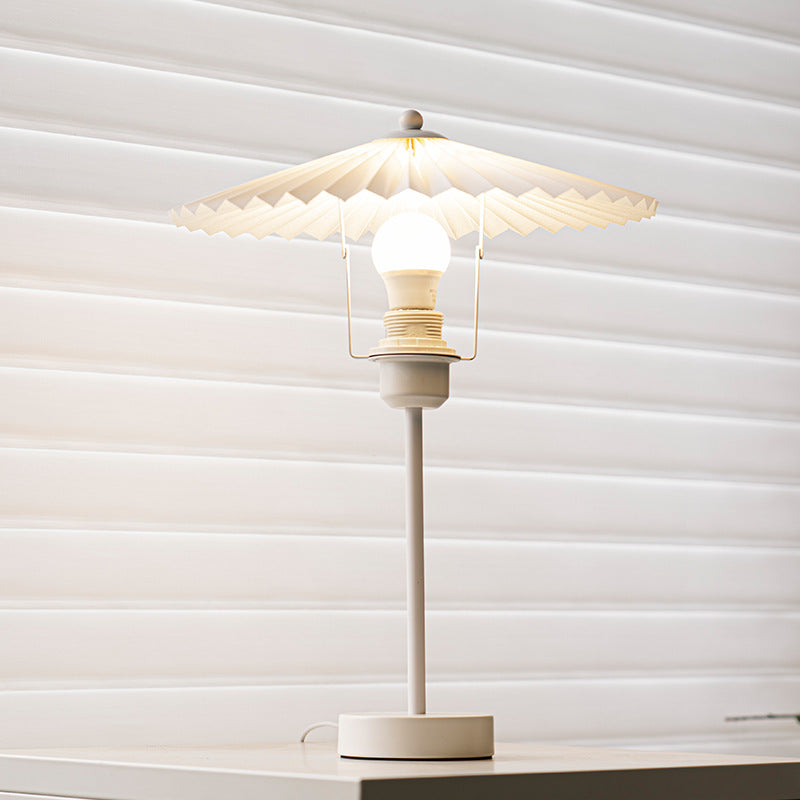 Lampe de table 1 lumière en tissu plissé nordique contemporain conique en métal pour chevet 