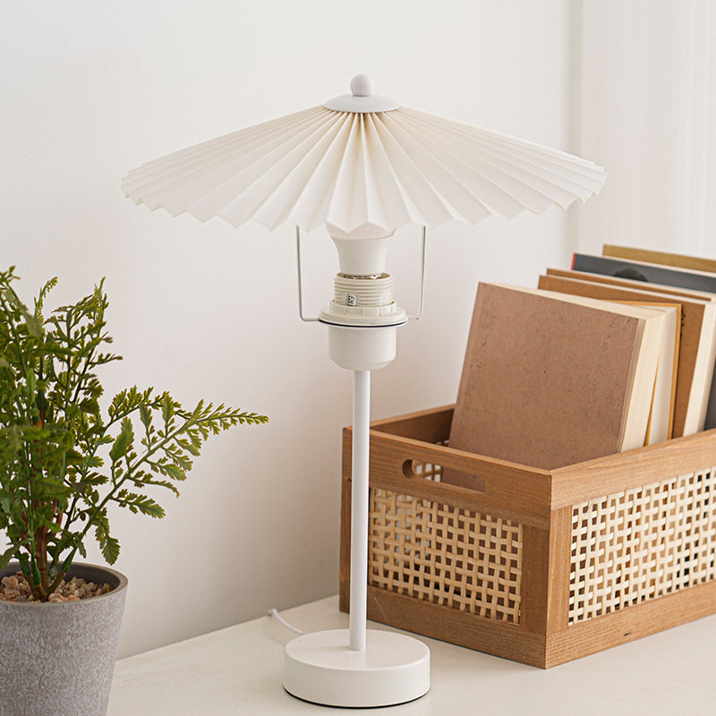 Lampe de table 1 lumière en tissu plissé nordique contemporain conique en métal pour chevet 