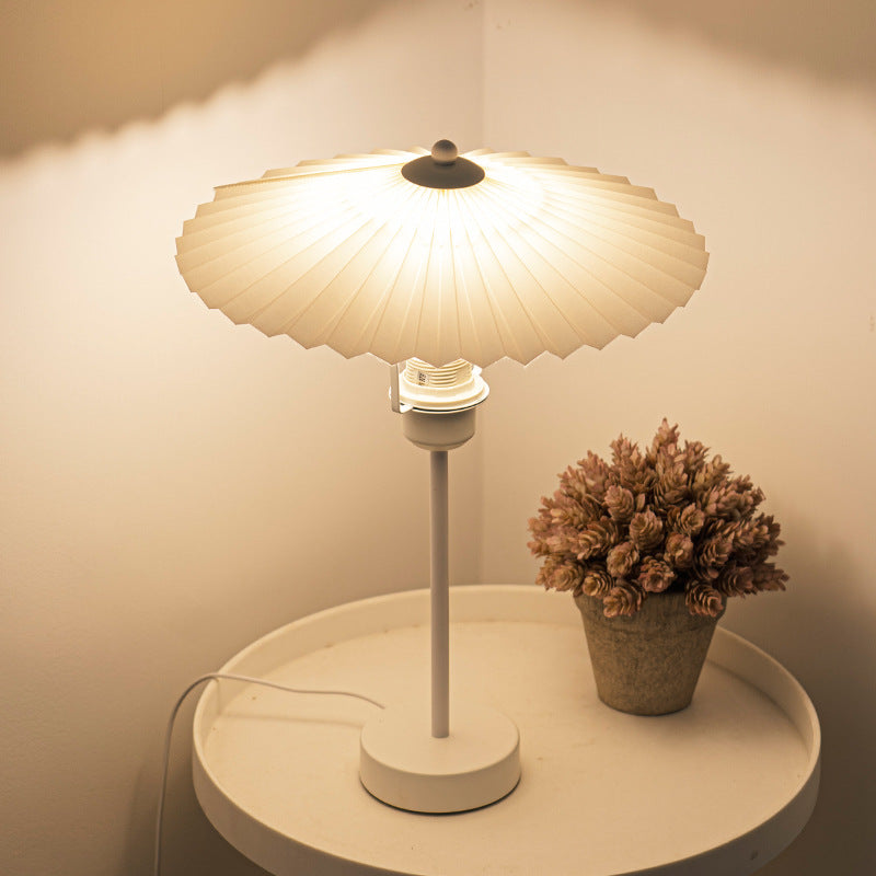 Lampe de table 1 lumière en tissu plissé nordique contemporain conique en métal pour chevet 