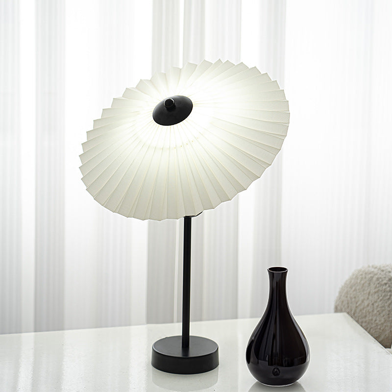 Lampe de table 1 lumière en tissu plissé nordique contemporain conique en métal pour chevet 