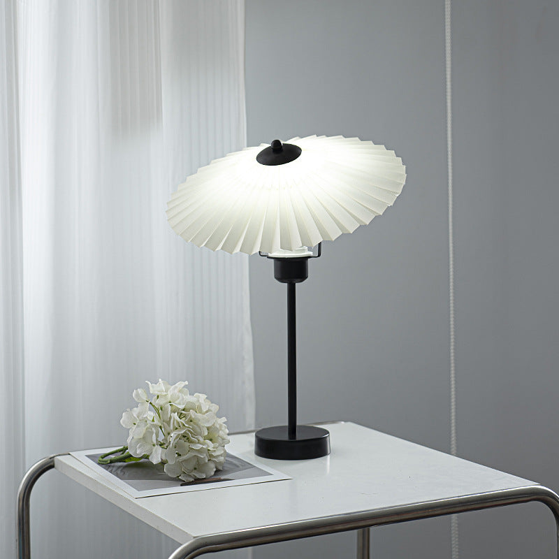 Lampe de table 1 lumière en tissu plissé nordique contemporain conique en métal pour chevet 