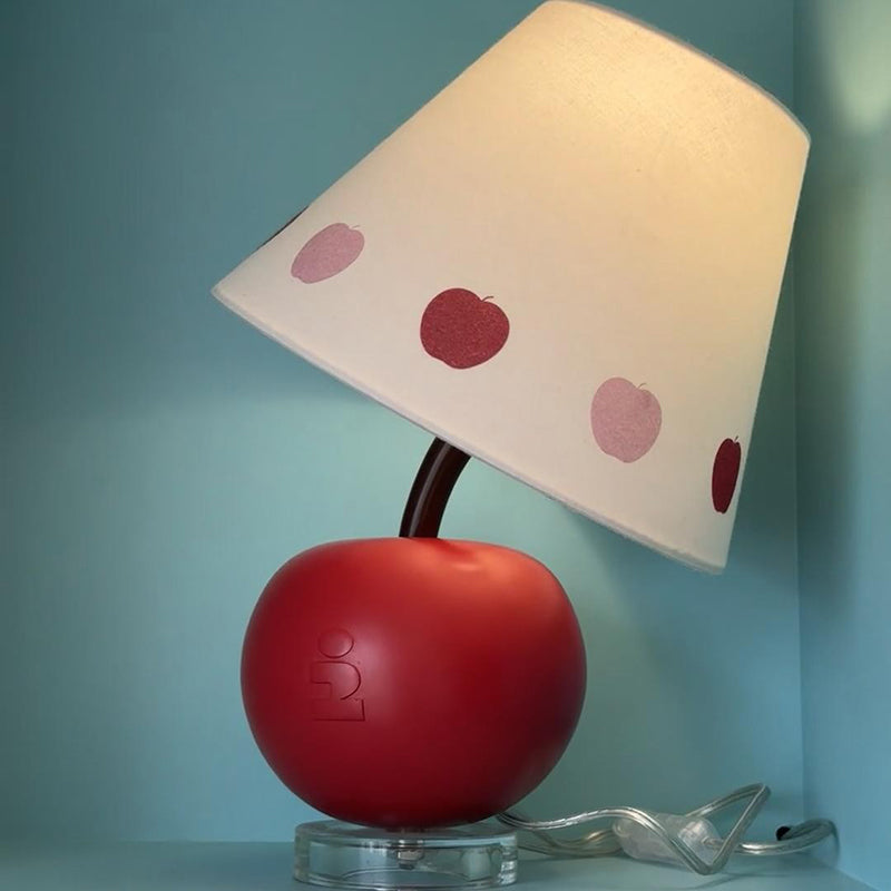 Zeitgenössische kreative geneigte Harz-Apfel-Stoffschirm 1-Licht-Tischlampe für das Schlafzimmer 