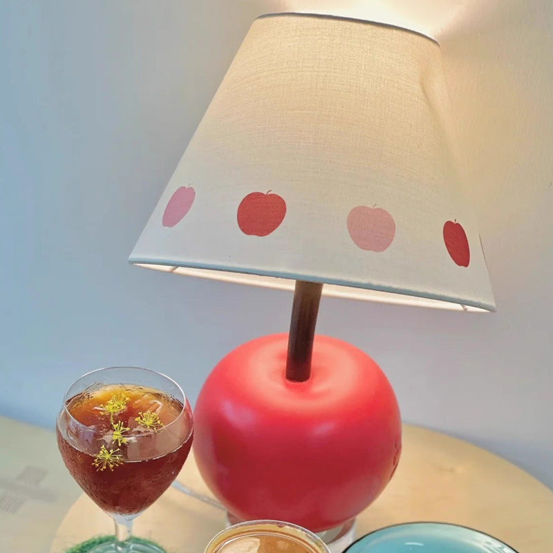 Zeitgenössische kreative geneigte Harz-Apfel-Stoffschirm 1-Licht-Tischlampe für das Schlafzimmer 