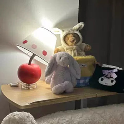 Zeitgenössische kreative geneigte Harz-Apfel-Stoffschirm 1-Licht-Tischlampe für das Schlafzimmer 