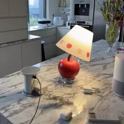 Zeitgenössische kreative geneigte Harz-Apfel-Stoffschirm 1-Licht-Tischlampe für das Schlafzimmer 