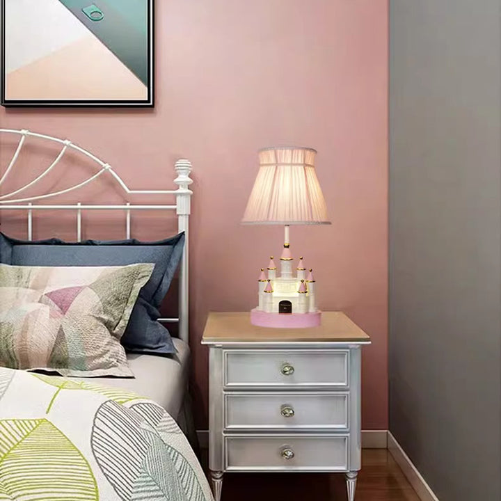 Lámpara de mesa de 1 luz con base de resina de castillo de ensueño rosa de tela europea tradicional para dormitorio 