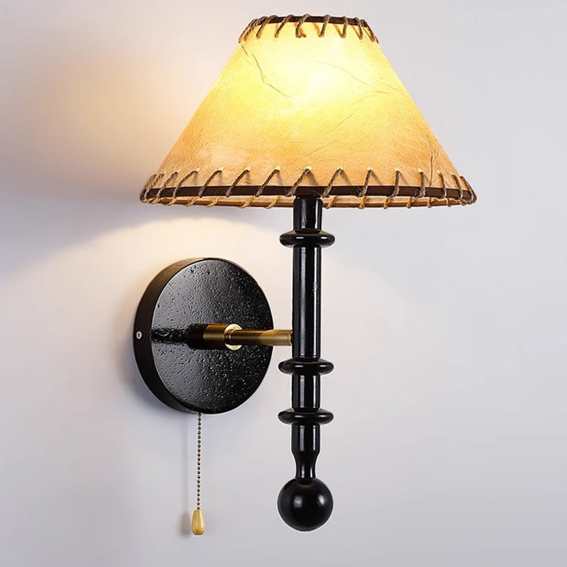 Traditionelle französische Stoffkegel-Lampenschirm-Wandleuchte aus Eschenholz mit 1 Licht für das Schlafzimmer 
