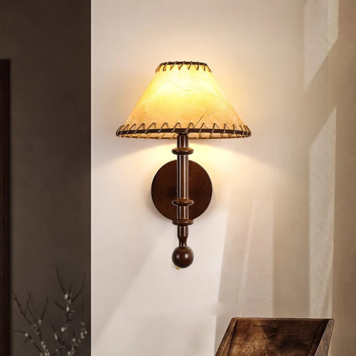 Traditionelle französische Stoffkegel-Lampenschirm-Wandleuchte aus Eschenholz mit 1 Licht für das Schlafzimmer 