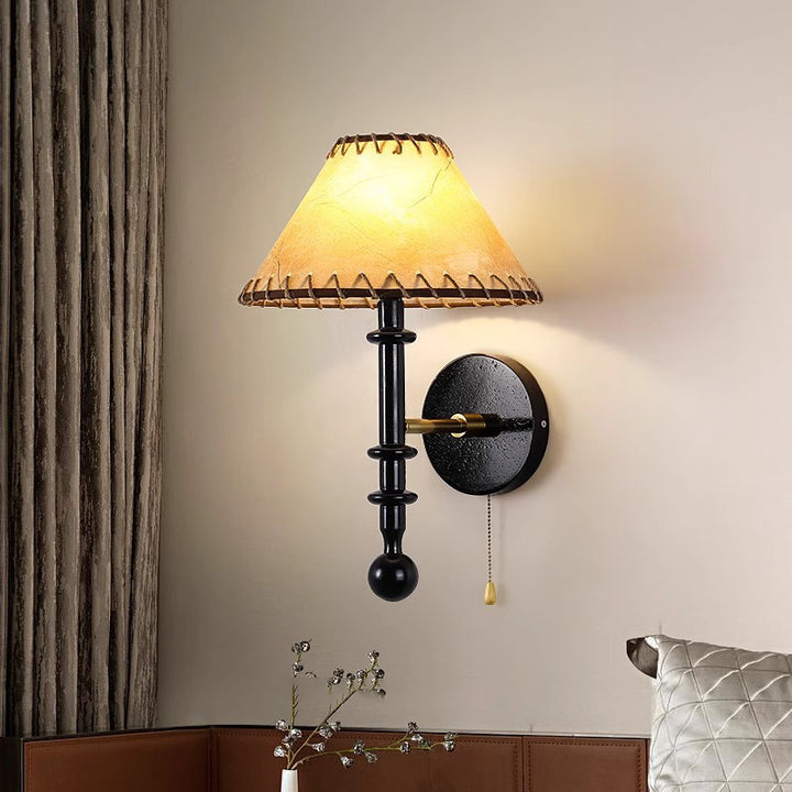 Traditionelle französische Stoffkegel-Lampenschirm-Wandleuchte aus Eschenholz mit 1 Licht für das Schlafzimmer 