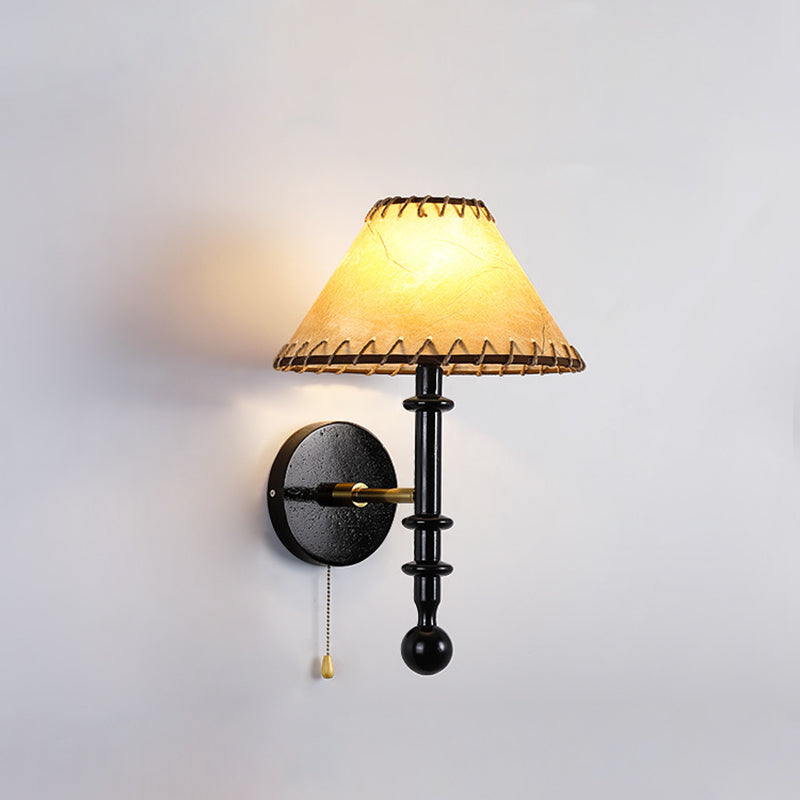 Traditionelle französische Stoffkegel-Lampenschirm-Wandleuchte aus Eschenholz mit 1 Licht für das Schlafzimmer 