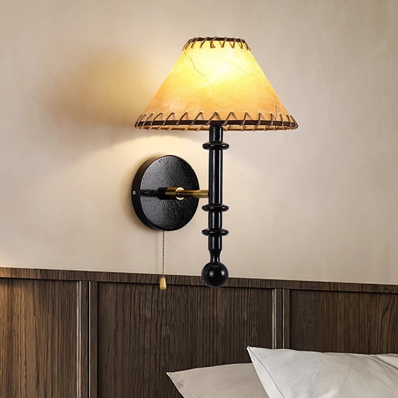 Traditionelle französische Stoffkegel-Lampenschirm-Wandleuchte aus Eschenholz mit 1 Licht für das Schlafzimmer 
