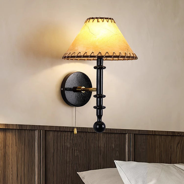 Traditionelle französische Stoffkegel-Lampenschirm-Wandleuchte aus Eschenholz mit 1 Licht für das Schlafzimmer 