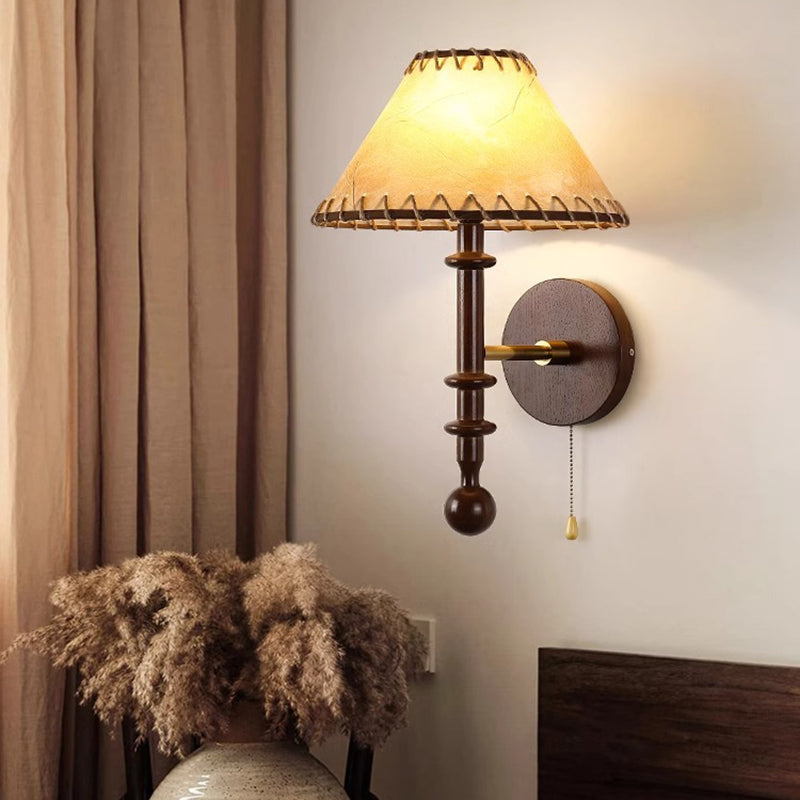 Traditionelle französische Stoffkegel-Lampenschirm-Wandleuchte aus Eschenholz mit 1 Licht für das Schlafzimmer 
