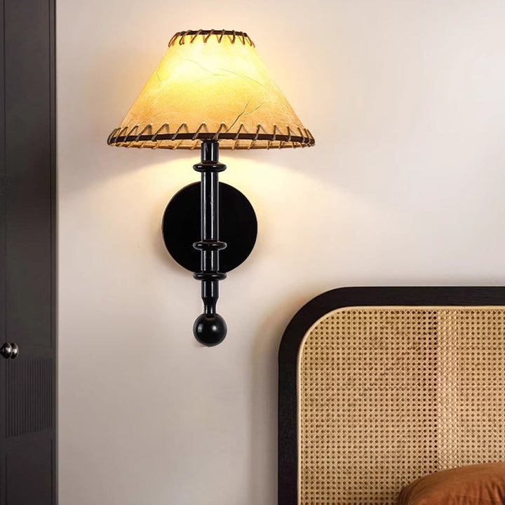 Traditionelle französische Stoffkegel-Lampenschirm-Wandleuchte aus Eschenholz mit 1 Licht für das Schlafzimmer 
