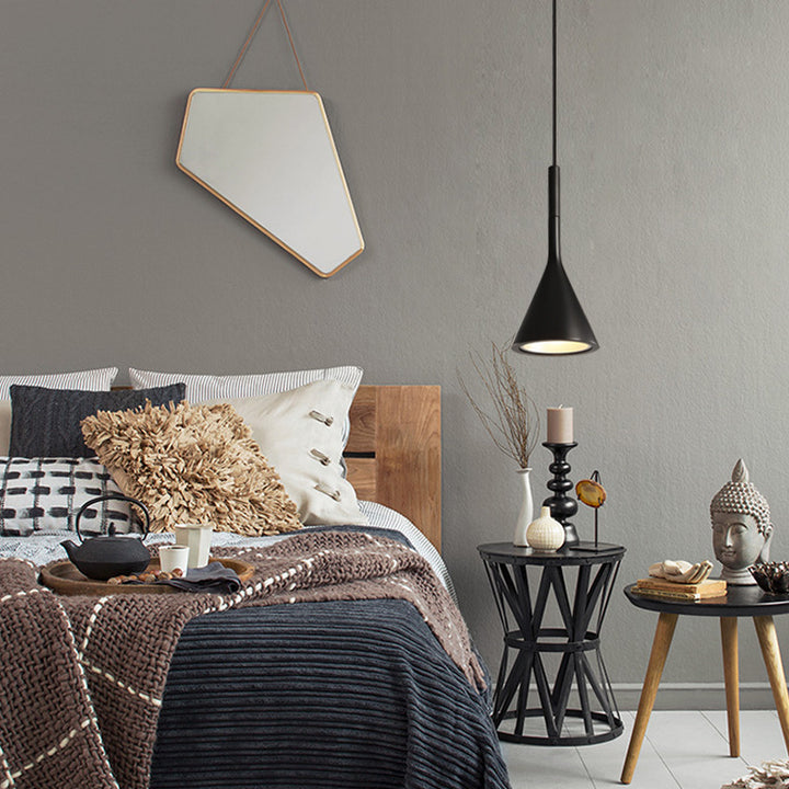Zeitgenössische nordische Hardware Harz Kegelförmiger Schirm 1-Licht Wandleuchte für Wohnzimmer 