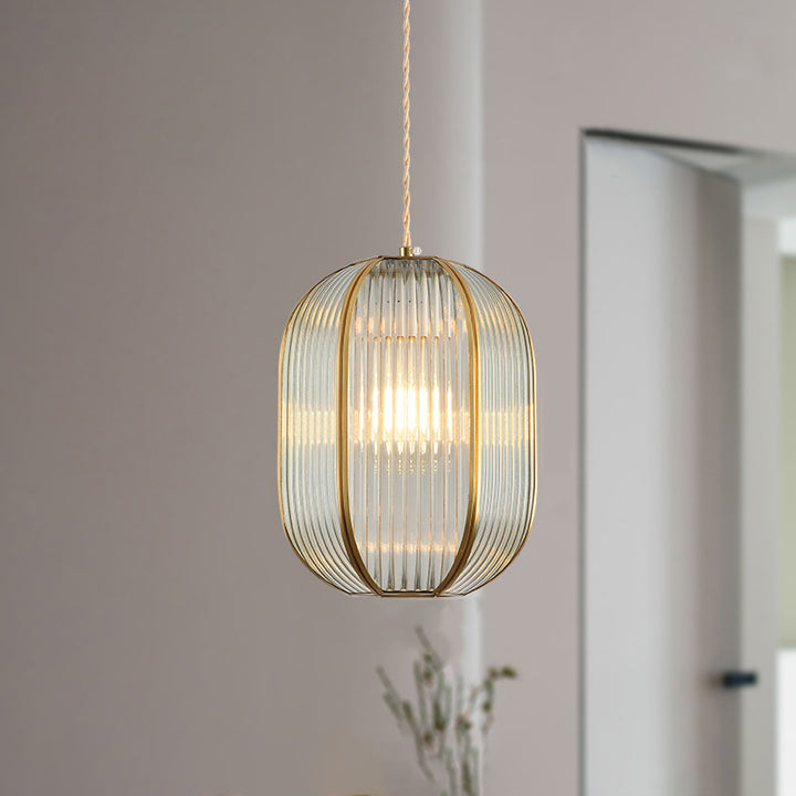 Zeitgenössische Luxus-Pendelleuchte mit vertikal gemustertem Glas, rundem Schirm und Kupfer, 1-Licht für Wohnzimmer 