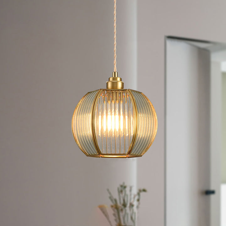 Zeitgenössische Luxus-Pendelleuchte mit vertikal gemustertem Glas, rundem Schirm und Kupfer, 1-Licht für Wohnzimmer 