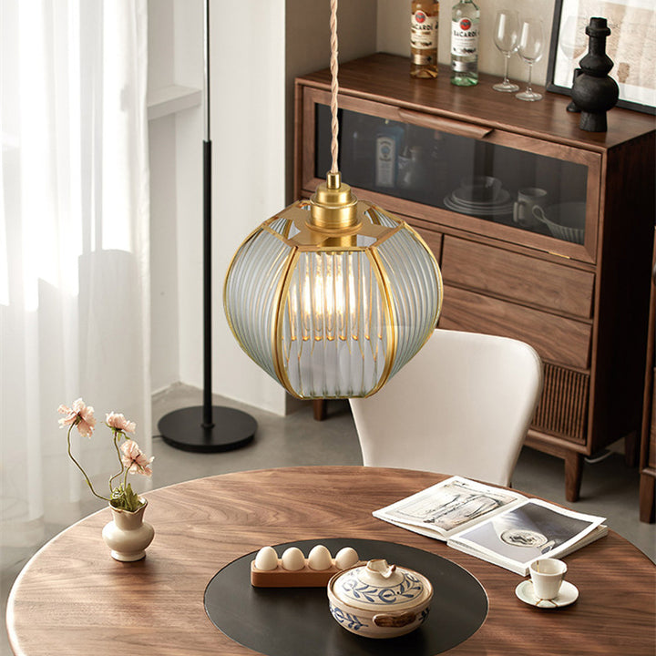 Zeitgenössische Luxus-Pendelleuchte mit vertikal gemustertem Glas, rundem Schirm und Kupfer, 1-Licht für Wohnzimmer 