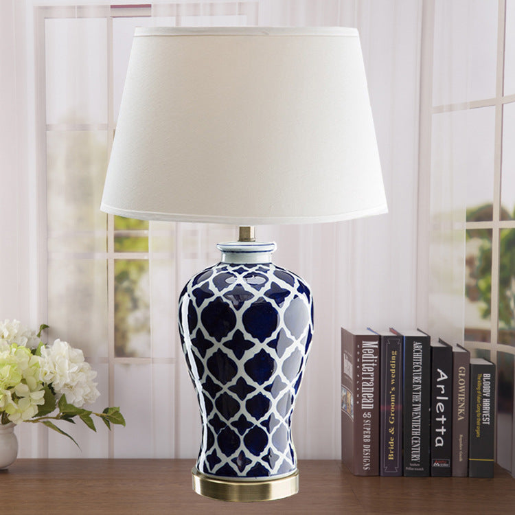 Lámpara de mesa de 1 luz con pantalla cilíndrica de tela china tradicional y base de cerámica para estudio 