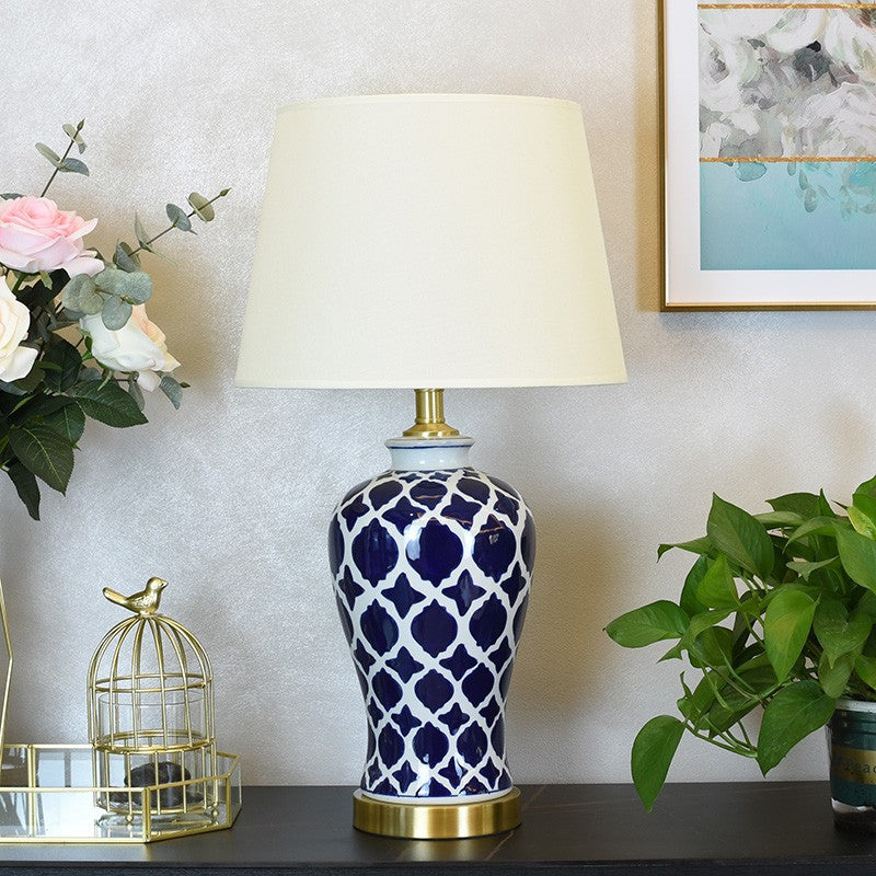 Lámpara de mesa de 1 luz con pantalla cilíndrica de tela china tradicional y base de cerámica para estudio 