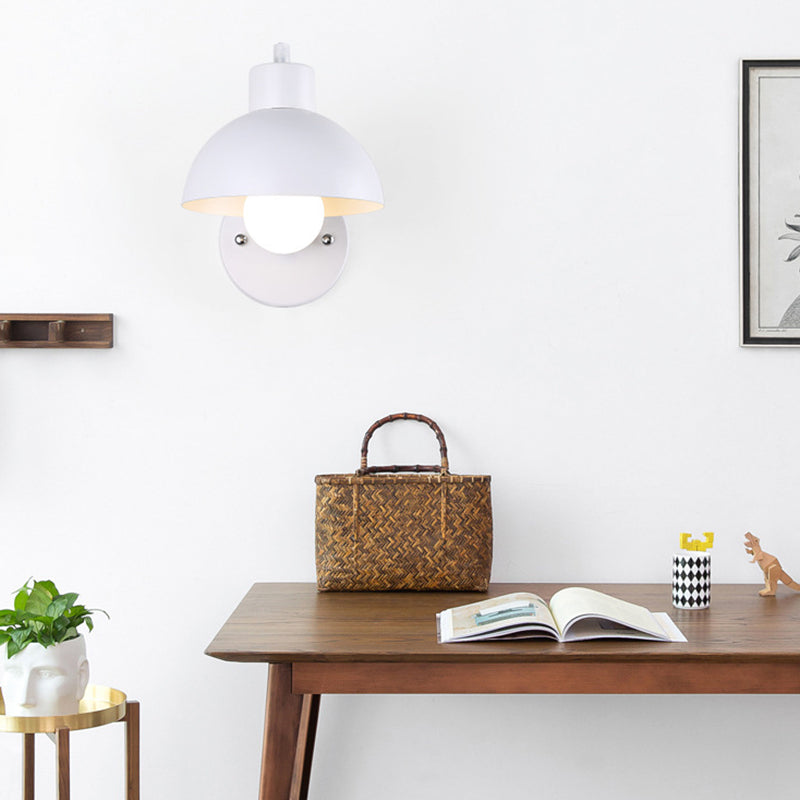 Zeitgenössische Einfachheit Massivholz Eisen Halbkreis 1-Licht Wandleuchte für das Schlafzimmer 