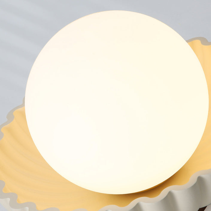 Zeitgenössische skandinavische Eisenblume Knospe Glasballschirm 1-Licht Deckenleuchte für das Wohnzimmer 