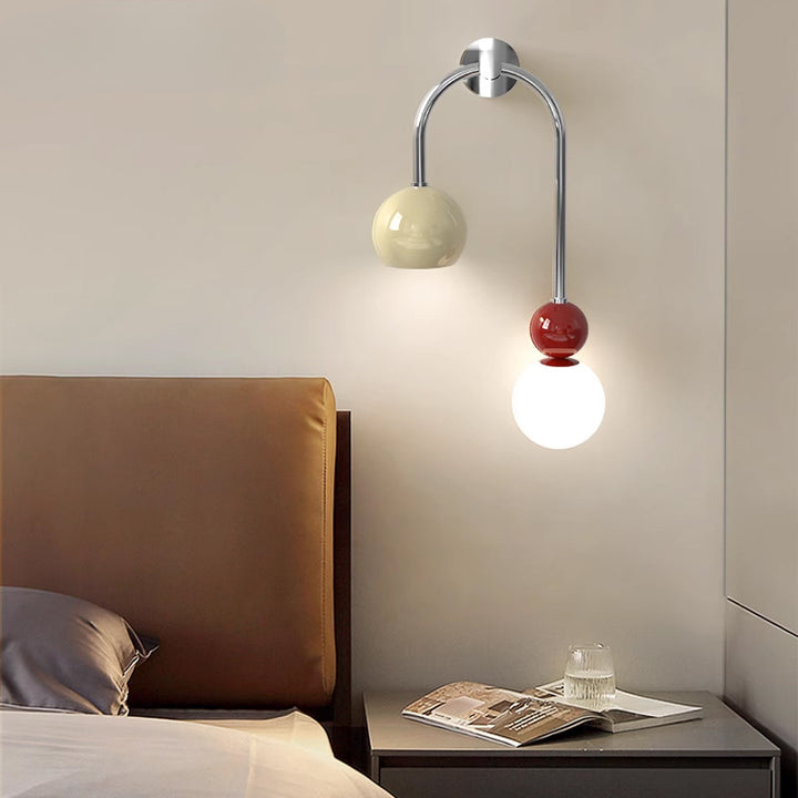 Zeitgenössische skandinavische Bogen Eisen Acryl Kugelschirm 1-Licht Wandleuchte für Schlafzimmer 