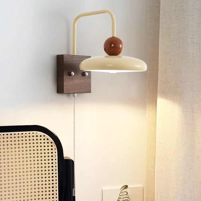 Lampe murale LED ronde en fer traditionnel français avec grain de bois de noyer pour chambre 