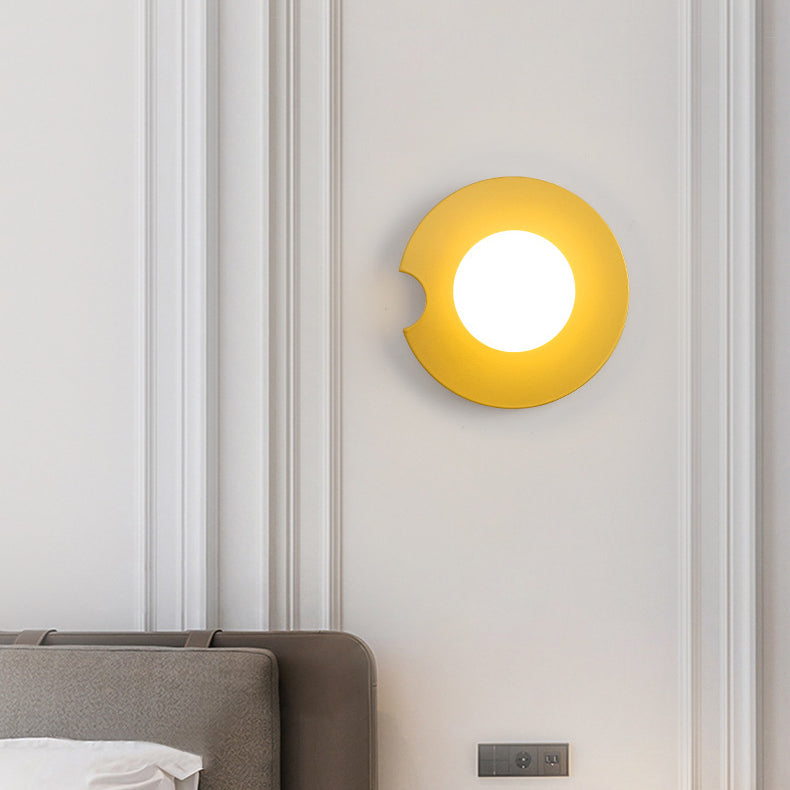 Zeitgenössische skandinavische geometrische Kreis Eisen Glas 1-Licht Wandleuchte für Wohnzimmer 