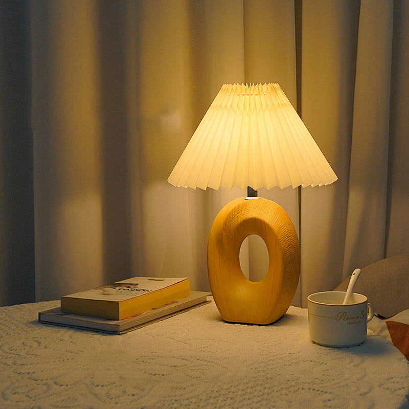 Traditionelle japanische plissierte Stoffschirm Holzmaserung Keramikbasis USB LED Tischlampe für den Nachttisch 