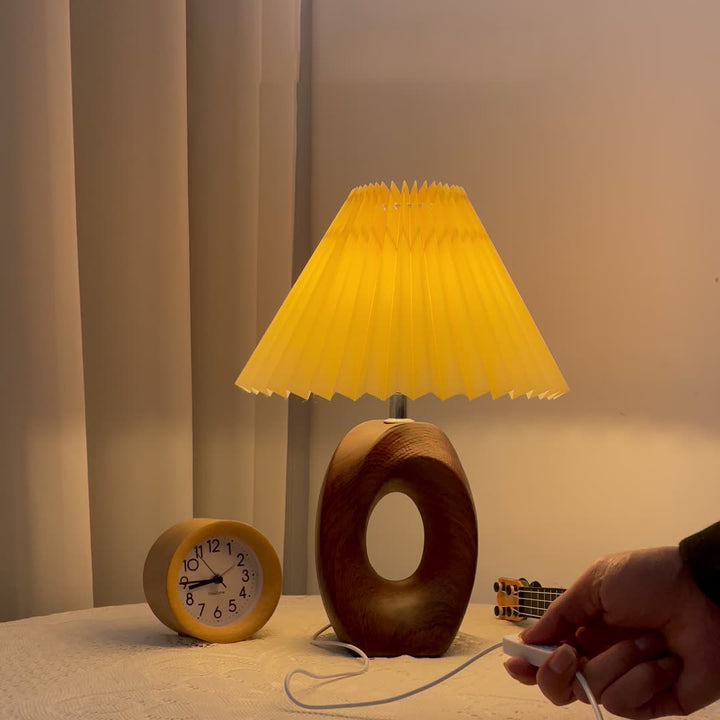 Traditionelle japanische plissierte Stoffschirm Holzmaserung Keramikbasis USB LED Tischlampe für den Nachttisch 