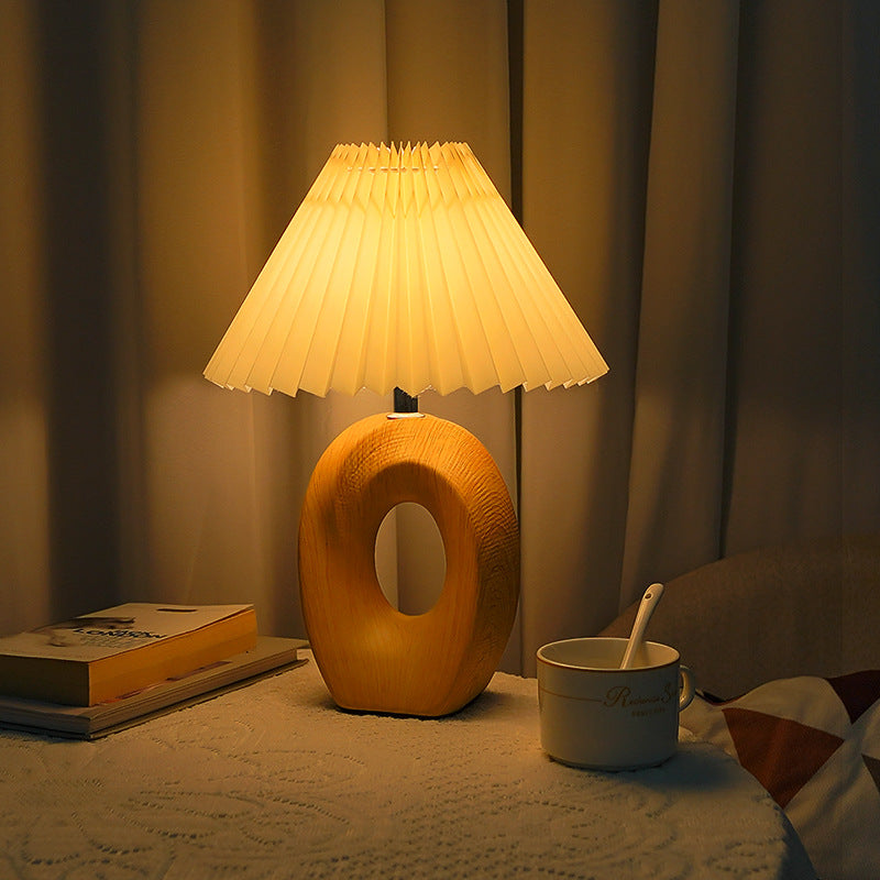 Traditionelle japanische plissierte Stoffschirm Holzmaserung Keramikbasis USB LED Tischlampe für den Nachttisch 
