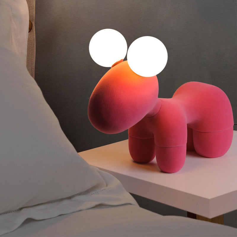 Lampe de table contemporaine créative en résine de poney en peluche enfantine à 2 lumières pour chambre 