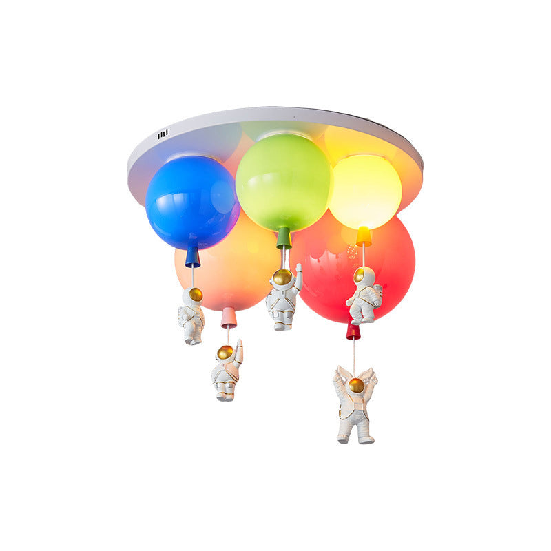 Zeitgenössische kreative Acryl bunte Ballon Raumfahrer Hardware 5-Licht Deckenleuchte für das Schlafzimmer 