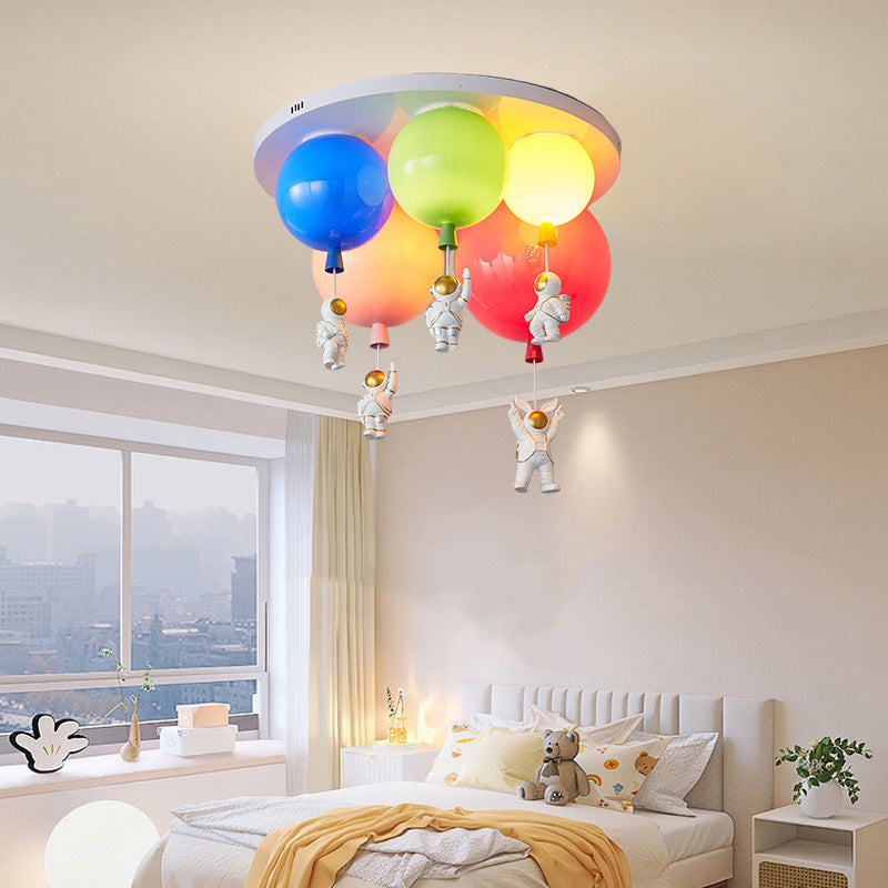 Zeitgenössische kreative Acryl bunte Ballon Raumfahrer Hardware 5-Licht Deckenleuchte für das Schlafzimmer 