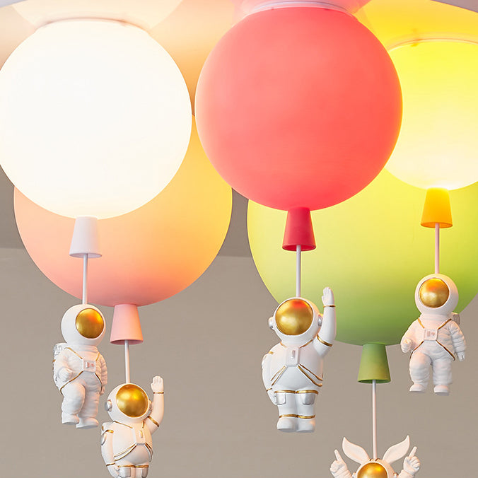 Zeitgenössische kreative Acryl bunte Ballon Raumfahrer Hardware 5-Licht Deckenleuchte für das Schlafzimmer 