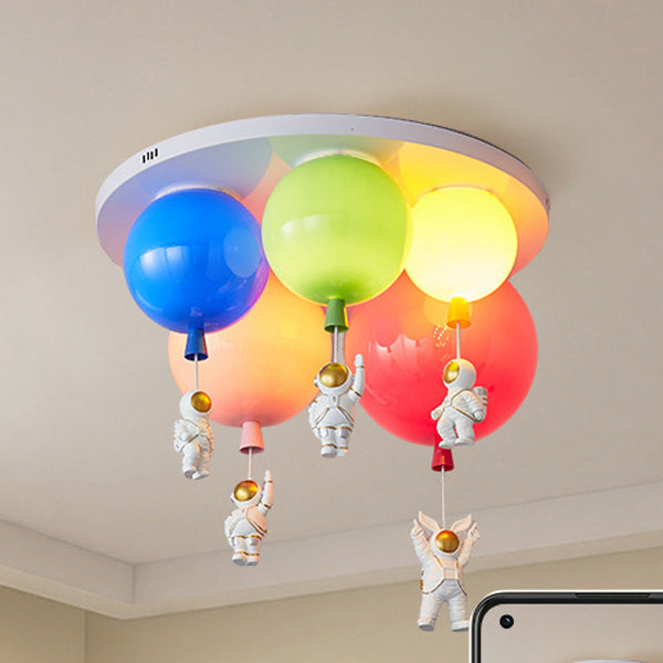 Zeitgenössische kreative Acryl bunte Ballon Raumfahrer Hardware 5-Licht Deckenleuchte für das Schlafzimmer 