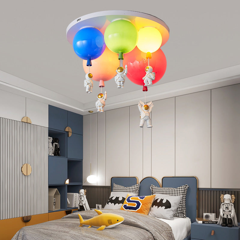 Zeitgenössische kreative Acryl bunte Ballon Raumfahrer Hardware 5-Licht Deckenleuchte für das Schlafzimmer 