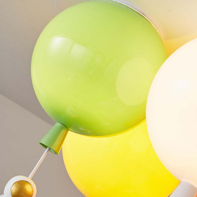 Zeitgenössische kreative Acryl bunte Ballon Raumfahrer Hardware 5-Licht Deckenleuchte für das Schlafzimmer 