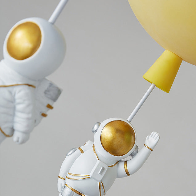 Zeitgenössische kreative Acryl bunte Ballon Raumfahrer Hardware 5-Licht Deckenleuchte für das Schlafzimmer 