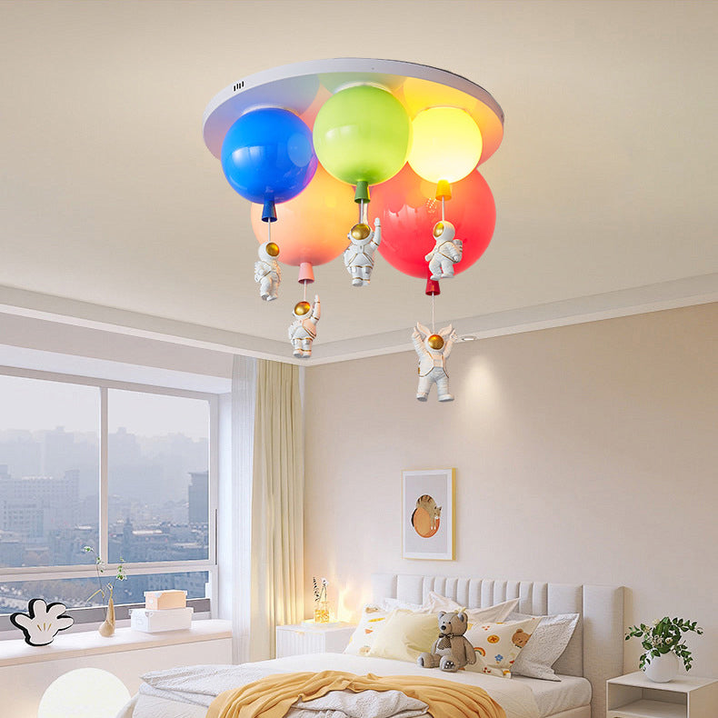 Zeitgenössische kreative Acryl bunte Ballon Raumfahrer Hardware 5-Licht Deckenleuchte für das Schlafzimmer 