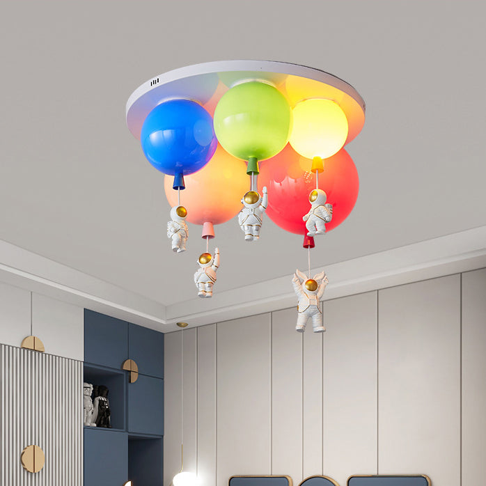 Zeitgenössische kreative Acryl bunte Ballon Raumfahrer Hardware 5-Licht Deckenleuchte für das Schlafzimmer 
