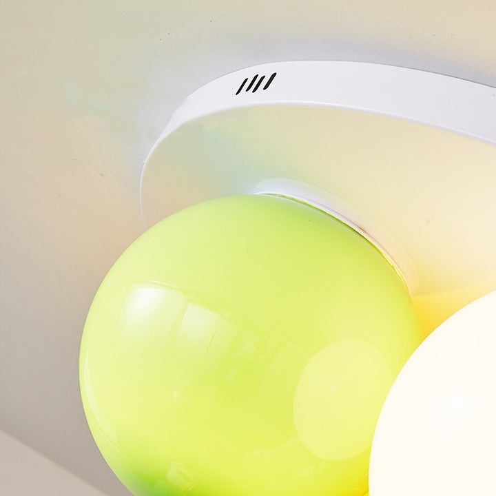 Zeitgenössische kreative Acryl bunte Ballon Raumfahrer Hardware 5-Licht Deckenleuchte für das Schlafzimmer 