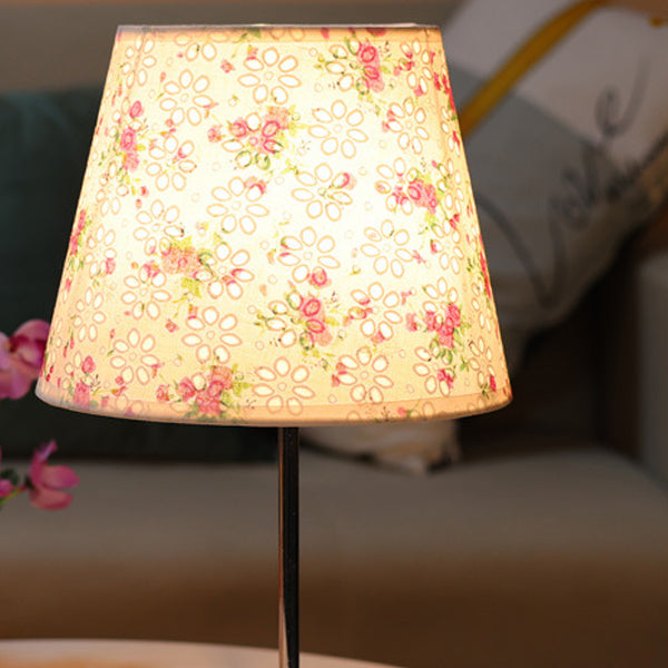 Moderne Einfachheit Stoff Rundschirm Massivholz 1-Licht Tischlampe für das Schlafzimmer 