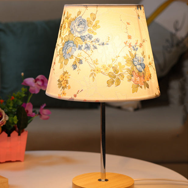 Moderne Einfachheit Stoff Rundschirm Massivholz 1-Licht Tischlampe für das Schlafzimmer 